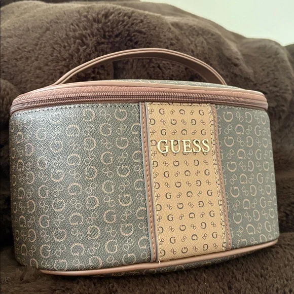 Guess designer makeup bag - Picture 2 of 6